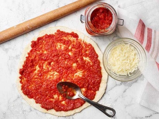 So bereiten Sie frische Tomaten-Pizzasauce zu