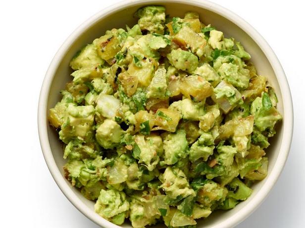 Wie man Guacamole mit Früchten zubereitet
