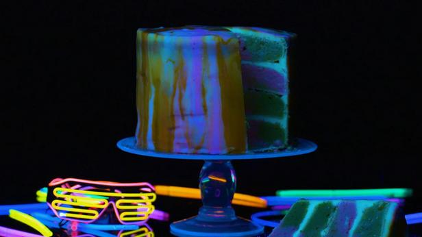 Wie man einen im Dunkeln leuchtenden Kuchen backt
