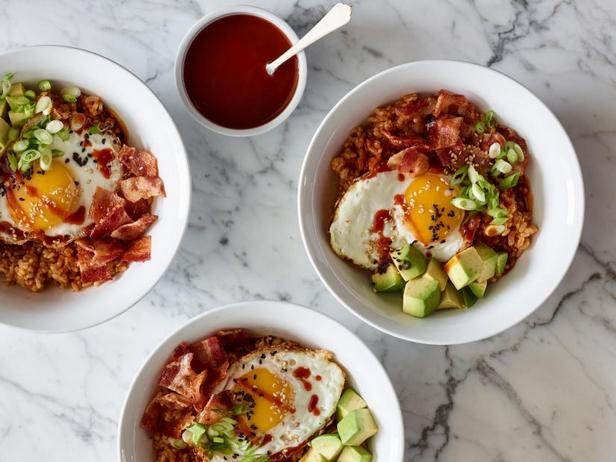Zubereitung - Brauner Reis mit Gochujang-Sauce, Avocado, Speck, Frühlingszwiebeln und Spiegeleiern