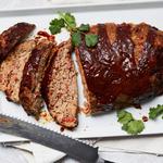 Hackbraten mit gerösteten Paprika in würziger Barbecue-Glasur