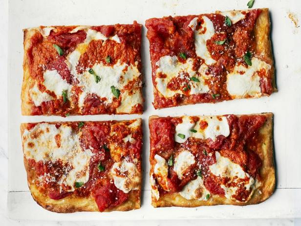 Wie man Pizza mit gerösteter Paprika zubereitet