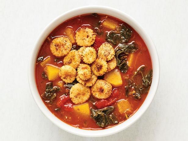 Wie man Tomatensuppe mit Kürbis und Grünkohl zubereitet