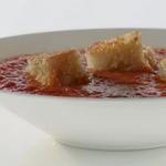شوربة طماطم مع فلفل مشوي، ثوم، بصل، وقطع خبز محمص بالجبن