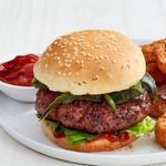 Scharfe Chili-Burger mit Zwiebelringen