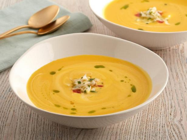 Rezept für würzige Kürbissuppe mit Krabben und grüner Butter