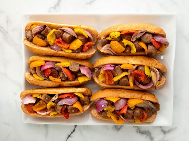 Sandwiches mit Würstchen und Paprika auf einem Backblech