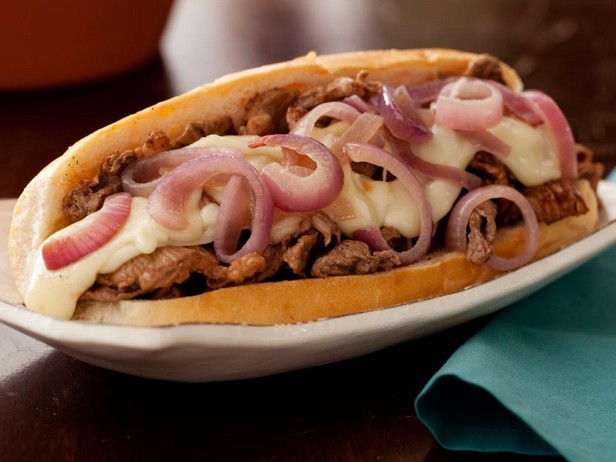 Cheesesteak mit Fontina-Käse und gebratenen roten Zwiebeln