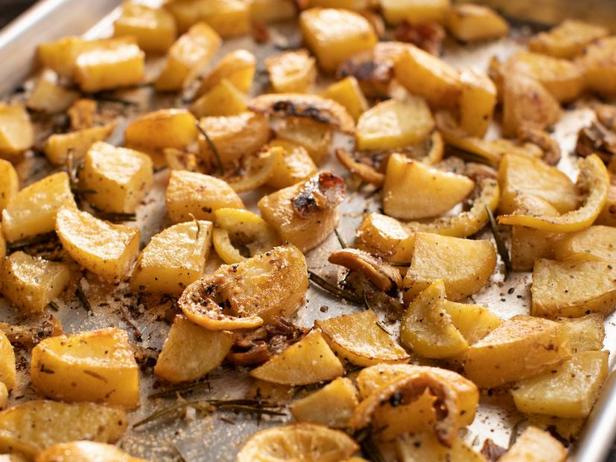 So bereiten Sie Ofenkartoffeln nach toskanischer Art mit Zitrone zu