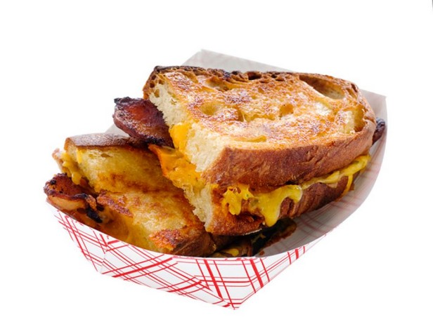 Warmes Käsesandwich mit Speck und Dressing