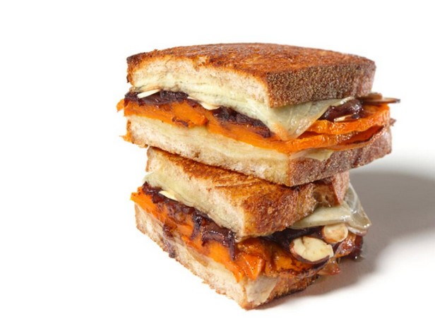 Warmes Sandwich mit Kürbis, Zwiebeln und Manchego-Käse