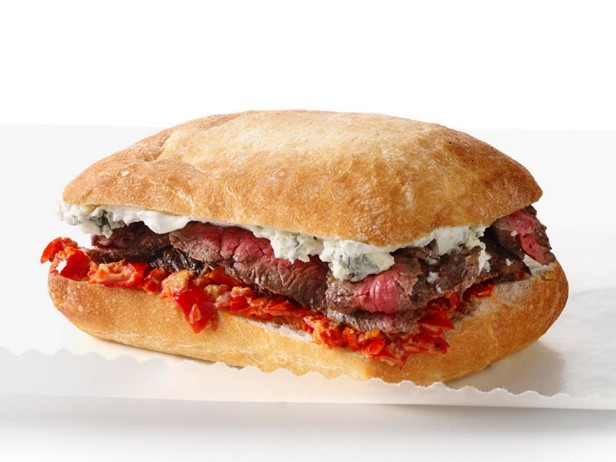 Sandwiches mit Steak, Blauschimmelkäse und Pfeffermayonnaise