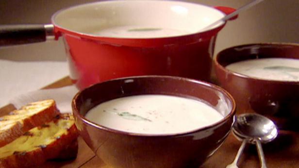 Wie man toskanische Knoblauch-Weiße-Bohnen-Suppe zubereitet