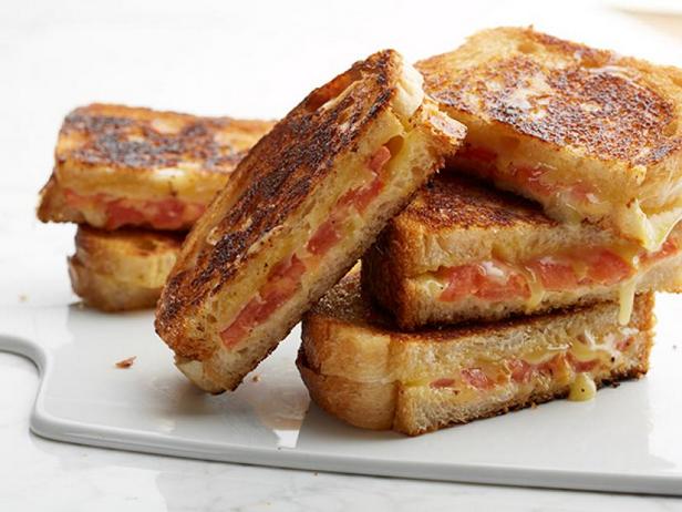 따뜻한 토마토 치즈 샌드위치 만드는 법