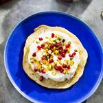 خبز مسطح حلو مع كريمة الزبادي بالليمون