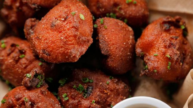 Rezept für Hushpuppies mit Zwiebeln, Wels und Comeback-Sauce