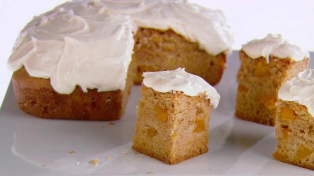 Wie man Pfirsichkuchen mit Buttercremeglasur zubereitet