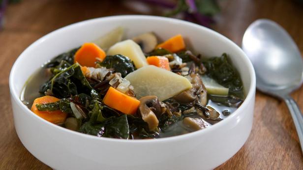 Wie man Wildreis-Pilzsuppe zubereitet