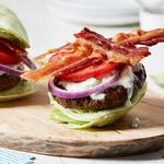 Burger mit Blauschimmelkäse-Dressing auf Salatecken