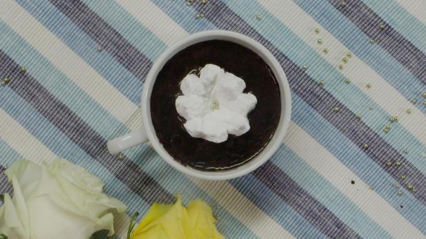 Wie man Marshmallow-Schokoladenblumen herstellt