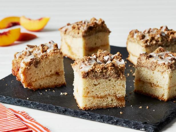 So wird's gemacht - Pfirsichkuchen mit Mandelstreuseln und Bourbon-Glasur