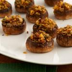 Gefüllte Champignons mit Wurst und Cornflakes