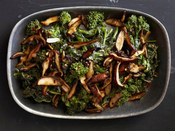 Wie man Rapini mit Shiitake-Pilzen zubereitet