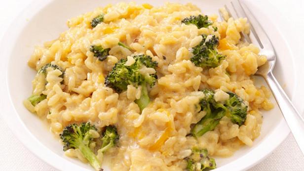Wie man Brokkoli-Cheddar-Risotto im Ofen zubereitet