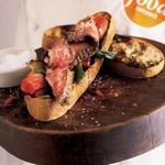 Im Ofen gebackenes Flankensteak mit Tomaten- und Frühlingszwiebel-Relish