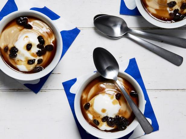 Zubereitung - Brauner Zuckerpudding mit heißen Rosinen in Rumbutter