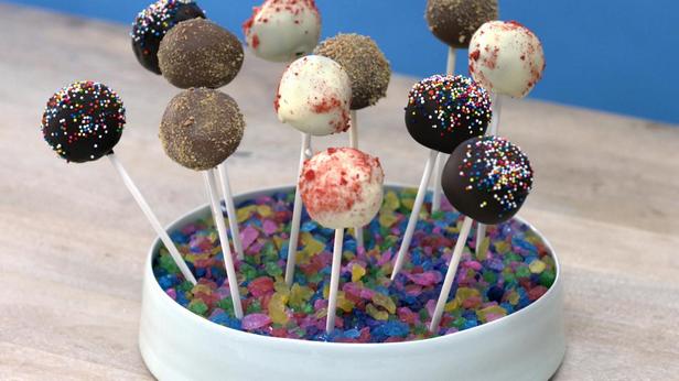 So macht man dreifach gefüllte Brownie-Cake-Pops