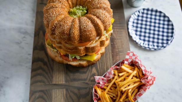 Wie man einen Burger in einer Muffinform zubereitet