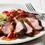 Flaches Eisensteak in Butter mit Tomatensoße und Nudeln