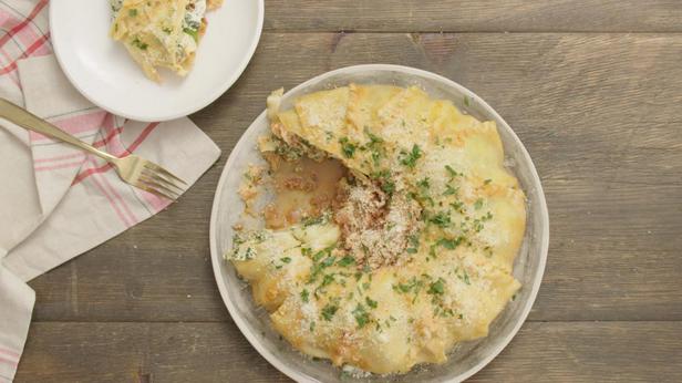 Wie man Lasagne in einer Kuchenform zubereitet
