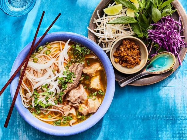 Come preparare il Bun Bo Hue: zuppa di noodle vietnamita con maiale e manzo