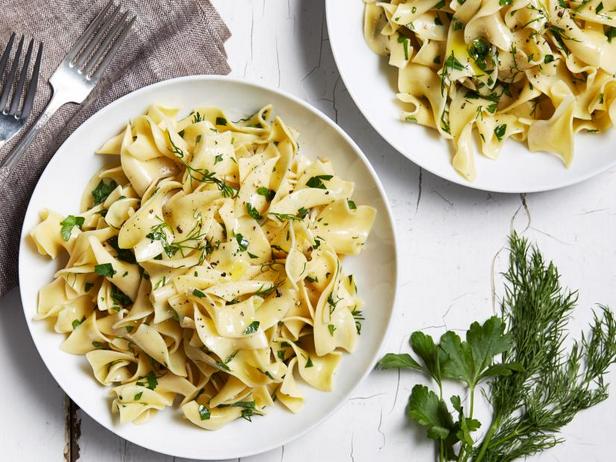 Wie man Eiernudeln in Butter zubereitet