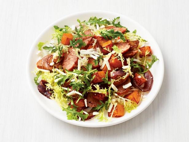 Wie man Butternusskürbis-Wurst-Salat zubereitet