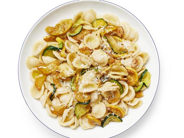 Wie man Orecchiette-Nudeln mit Zucchini zubereitet