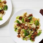 Orecchiette-Nudeln mit veganer Wurst und Rosenkohl