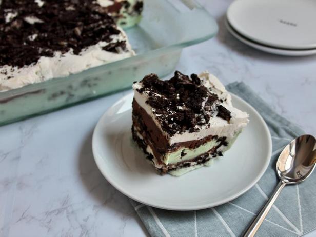 Kuinka tehdä minttu-Oreo-jäätelökakku