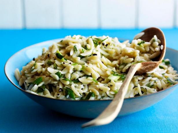 Wie man Orzo-Nudeln mit Kräutern zubereitet