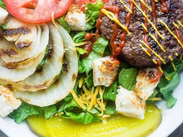 Wie man einen Blauschimmelkäse-Burger-Salat zubereitet
