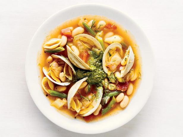 Rezept für sommerliche Muschelsuppe mit Pesto