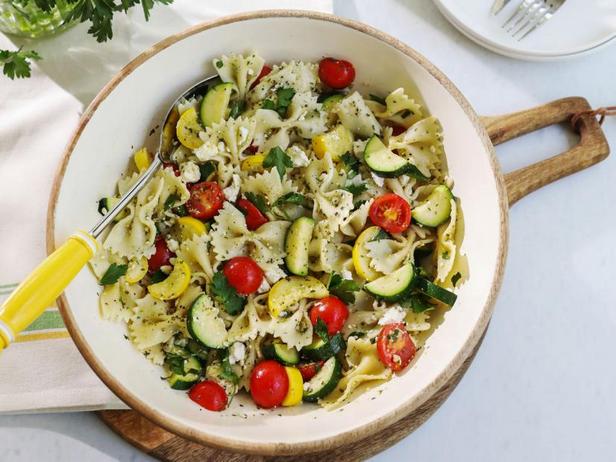 Kuinka tehdä - Kesäinen kesäkurpitsapastasalaatti chimichurri-kastikkeella