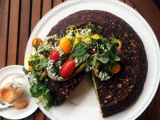 Wie man eine Drei-Käse-Frittata mit Zucchini zubereitet