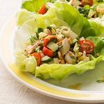 Hühnersalat mit Ingwer in Salatblättern