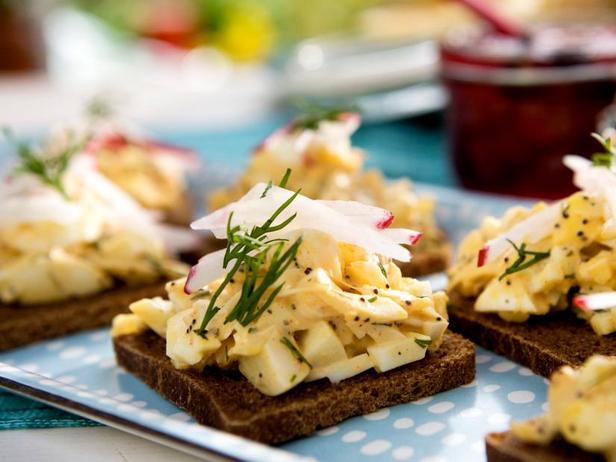 Zubereitung - Pumpernickel-Sandwiches mit Krabben und Mohn-Eiersalat