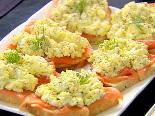 Rezept für Tartines mit Räucherlachs und Eiersalat