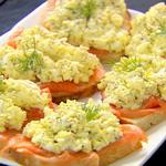 Tartines mit Räucherlachs und Eiersalat