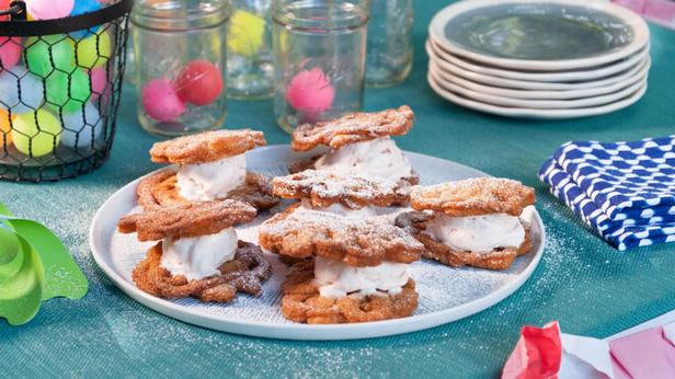 So macht man ein Trichterkuchen-Eiscreme-Sandwich